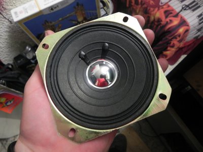 Usé un par de bocinas Chinas de 8 ohms, sé que está muy básico pero para placas sin salida estéreo está bien.