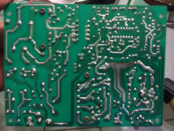 2014-10-16 20.43.30.jpg (2.22 MiB) Visto 5723 veces PCB no parece estar dañana del lado de la soldadura