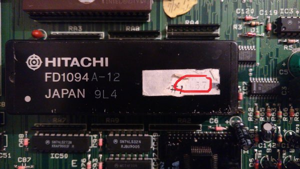 68000 HITACHI FD1094 se ve borrosa la etiqueta con terminacion 157  por lo que esto indica que es un FD1094/8751 317-0157 lo que quiere decir que esta placa lleva el rom japones.