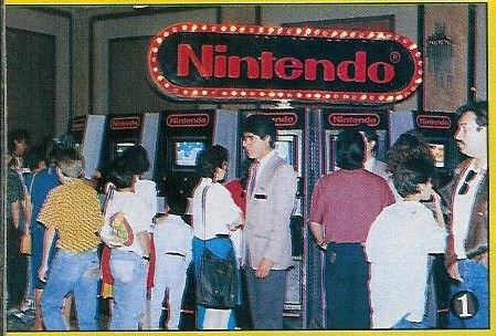 Isla con juegos del NES... el sujeto de traje se trata o de un miembro de seguridad, o de un nerd de la época del Pong