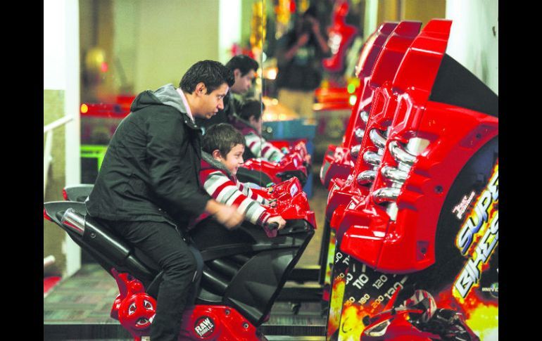 Quienes disfrutaron de este tipo de lugares, aprovechan para llevar a sus hijos y revivir aquellas tardes frente a las 'maquinitas