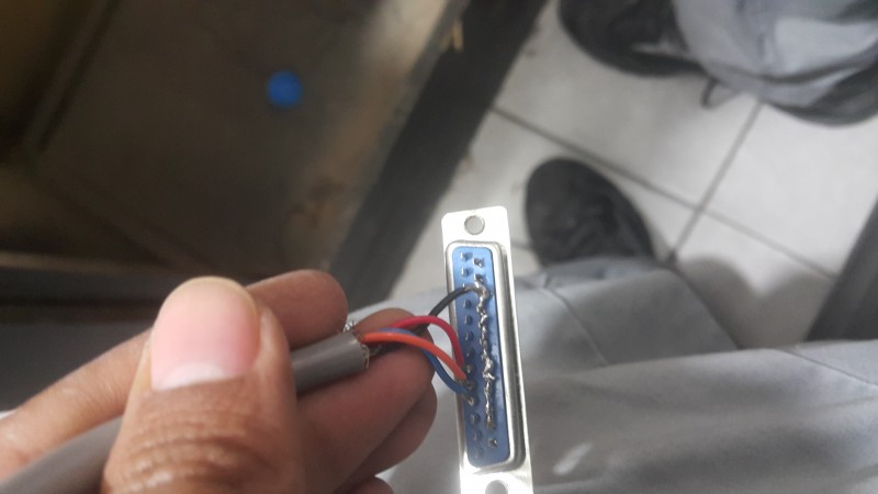 Cómo solde los cables al conector db25.