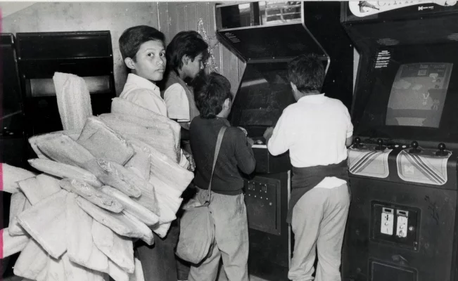 La imagen principal es del archivo de EL UNIVERSAL que ilustra a un niño que vendía estropajos mientras esperaba su turno para jugar a las maquinitas en enero de 1992. No se aprecia el juego que juegan los niños pero la arcade que está al lado es Karate Champ de Data East de 1984.
