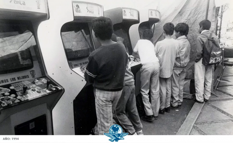 Niños con traje de la escuela jugando en 1994. La primera arcade de la izquierda tiene el juego Art of Fighting. La segunda no se aprecia suficiente.