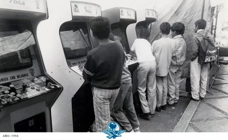 niños_jugando_1994.png (722.94 KiB) Visto 70526 veces Niños con traje de la escuela jugando en 1994. La primera arcade de la izquierda tiene el juego Art of Fighting. La segunda no se aprecia suficiente.