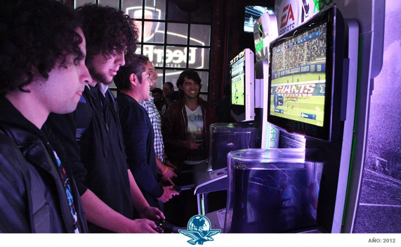 niñosAdultos_jugando_2012.png (1.19 MiB) Visto 71389 veces Jóvenes jugando un juego de EA