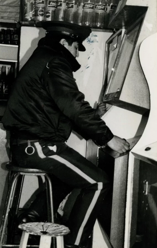 policia_juguando_Nov_1992.png (624.89 KiB) Visto 70919 veces Un policía se entretiene en jugando con las "maquinitas" en noviembre de 1992. Archivo/EL UNIVERSAL.