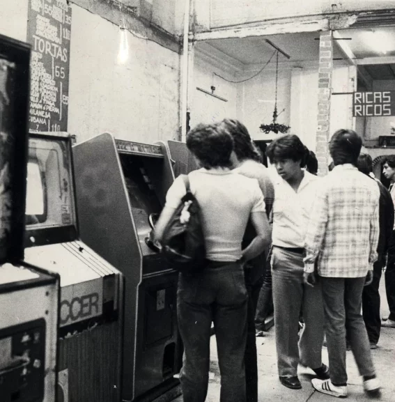 Las máquinas de videojuegos se encontraban en las tiendas y farmacias en noviembre de 1991. Foto: Mario Juárez, Archivo/EL UNIVERSAL. <br />No se aprecia los juegos en la foto, la primera arcade está relacionada con el Soccer pero es muy ambigüo. La segunda arcade podría ser Big Run de Jaleco pero el gabinete es muy genérico.