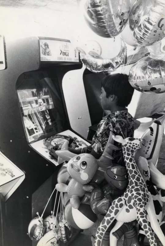 niño_vendedor_globos_jugando_Abril_1994.png (590.31 KiB) Visto 71389 veces Un pequeño vendedor de globos juega frente a una máquina de videojuegos en abril de 1994. Foto: Alfonso Manzano, Archivo de EL UNIVERSAL. <br />El juego es TumblePop de Data East lanzado en 1991.