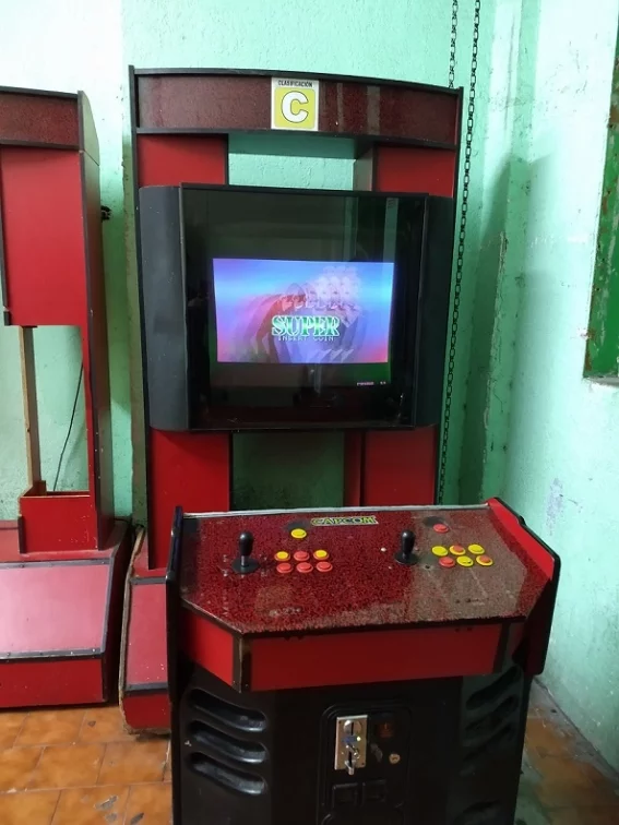 Una maquinita del videojuego Street Figther es la única sobreviviente del arcade en el local de Adolfo Colin. Foto: Gabriel Sánchez Pozos /Cortesía.<br /><br />O no conozco todos los SF que lanzaron o ese SF es un ROM hack. La tipografía del "Super" es sospechosa.