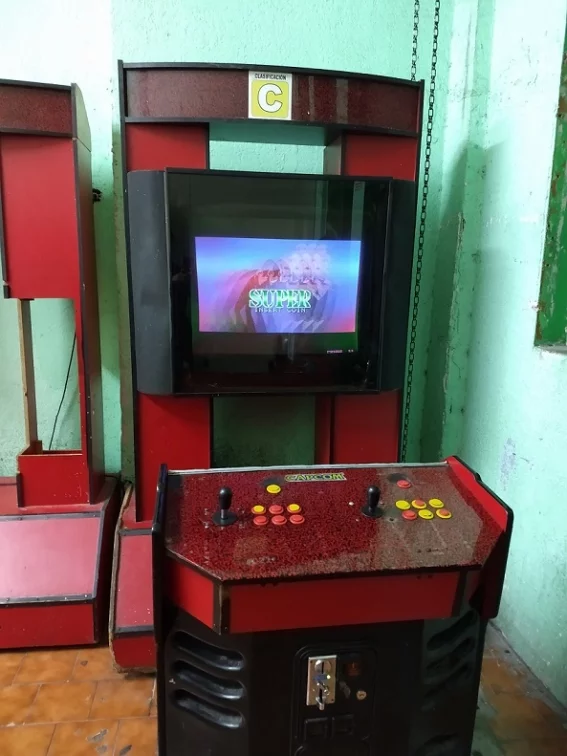 Una maquinita del videojuego Street Figther es la única sobreviviente del arcade en el local de Adolfo Colin. Foto: Gabriel Sánchez Pozos /Cortesía.<br /><br />O no conozco todos los SF que lanzaron o ese SF es un ROM hack. La tipografía del &quot;Super&quot; es sospechosa.