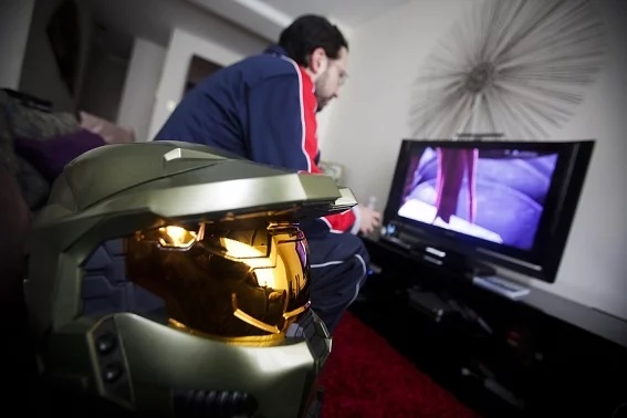 Un padre de familia amante del título Halo, un videojuego que sólo puede jugarse en las consolas Xbox durante 2010. Foto:&amp;nbsp; Archivo de EL UNIVERSAL.