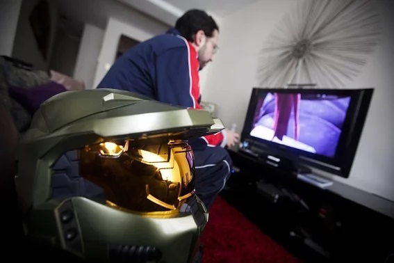 Un padre de familia amante del título Halo, un videojuego que sólo puede jugarse en las consolas Xbox durante 2010. Foto:&nbsp; Archivo de EL UNIVERSAL.