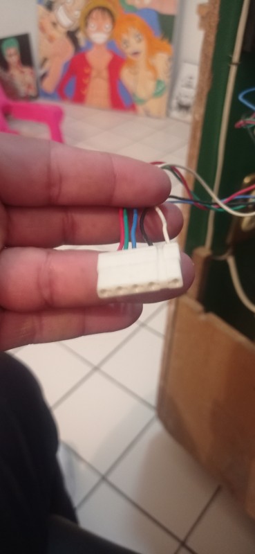 Este conector es el que venía por defecto en el arnés
